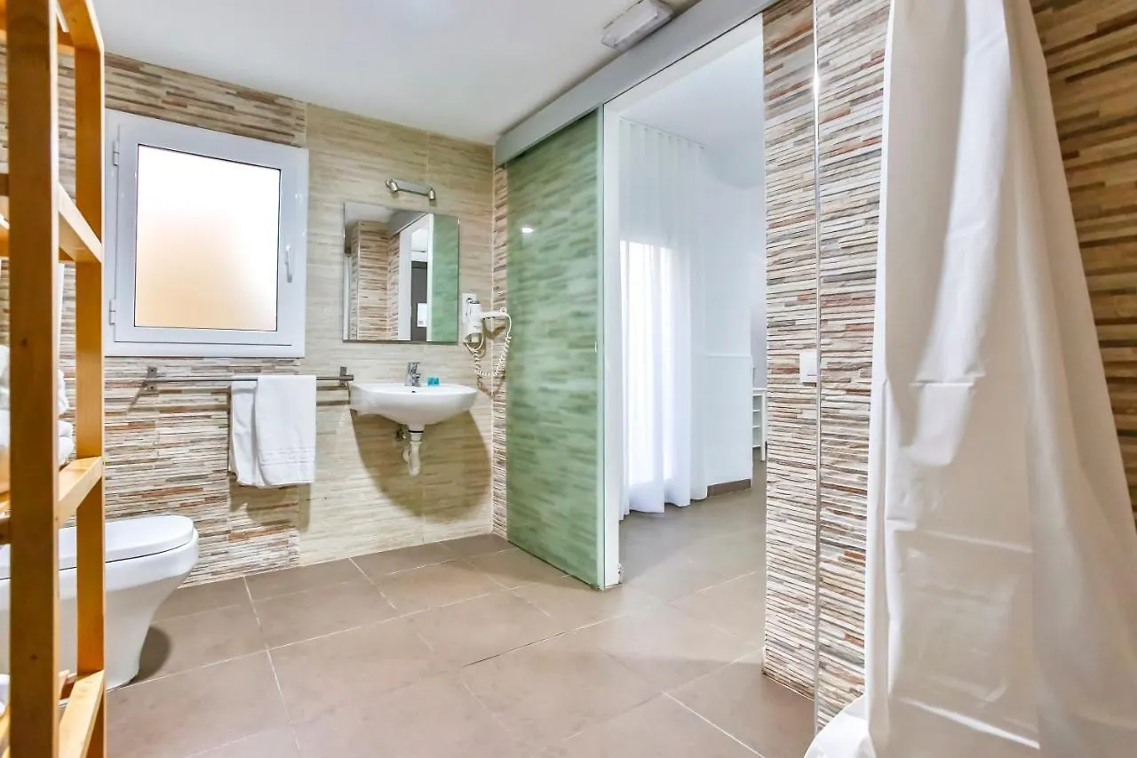 Pensión Laramond Barcelona Rooms