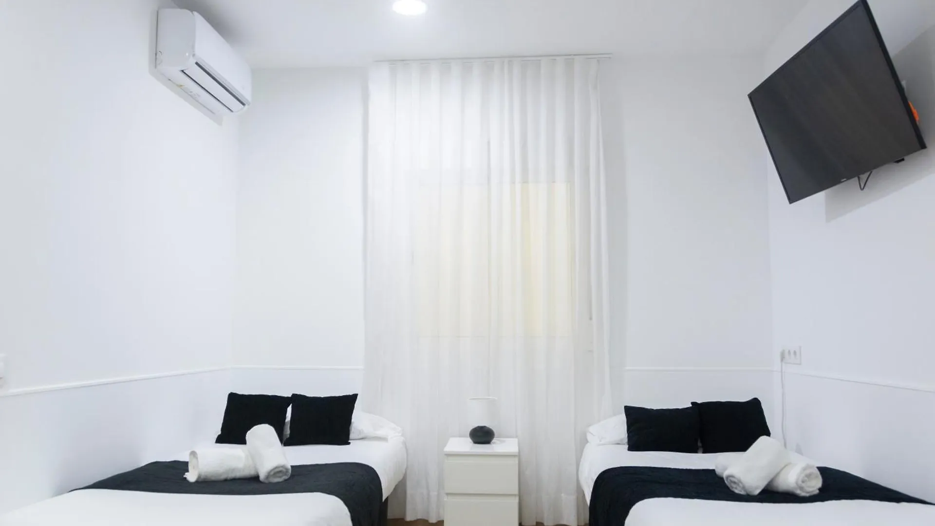 Pensión Laramond Barcelona Rooms