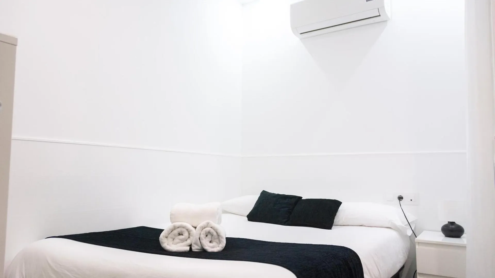 Pensión Laramond Barcelona Rooms